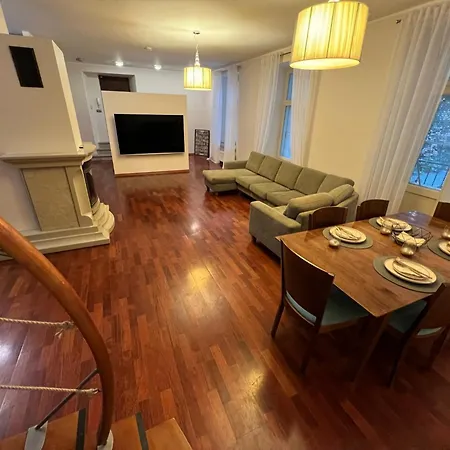 Spacious Two Story In The Center Of Historic Old Town Apartment *